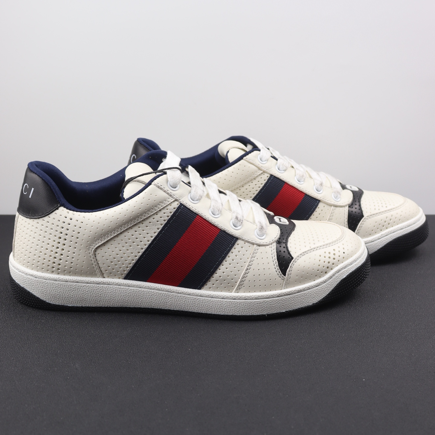Low-top shoe style with color accents